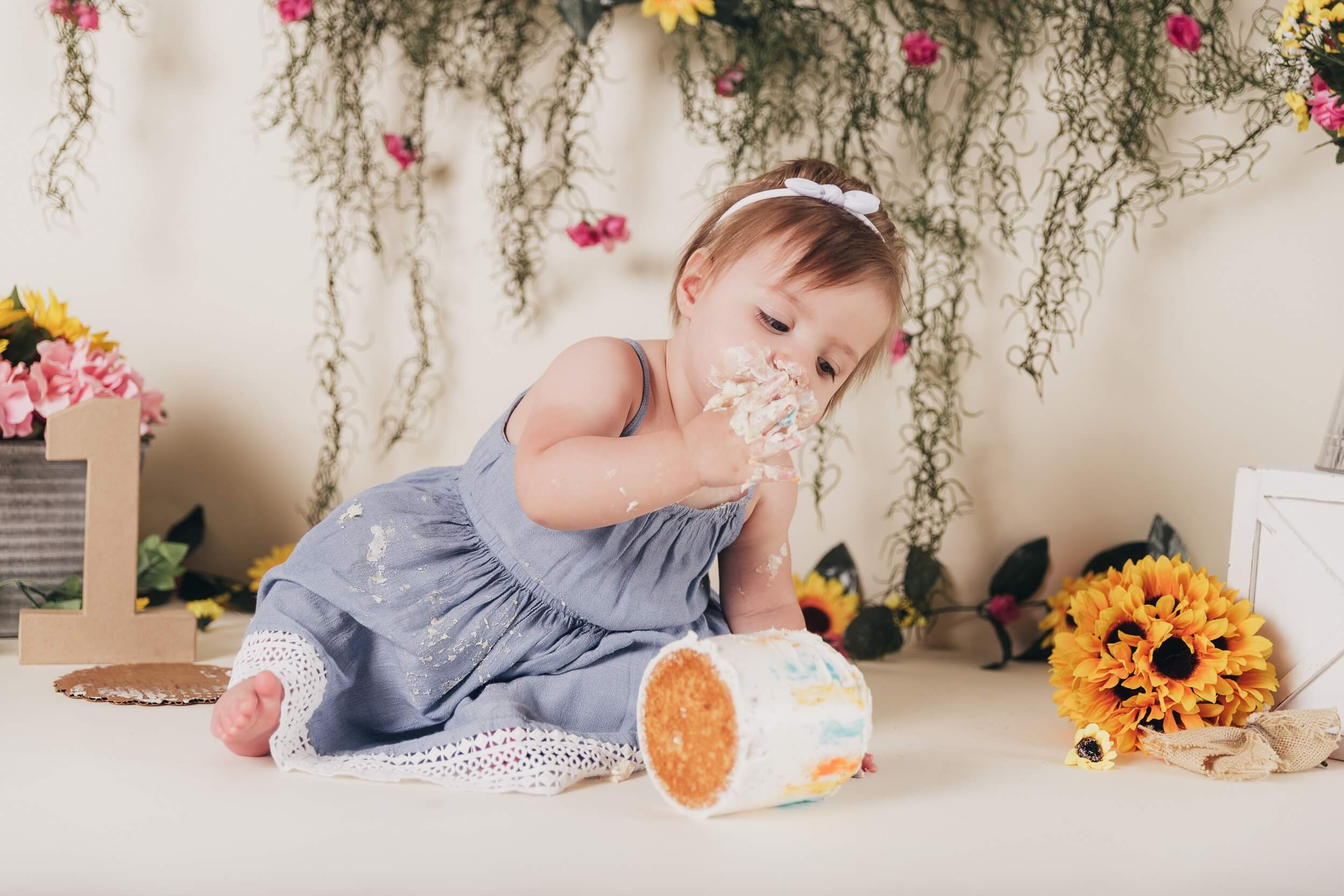 girl eating cake during sunflower cakesmash S'il Vous Play